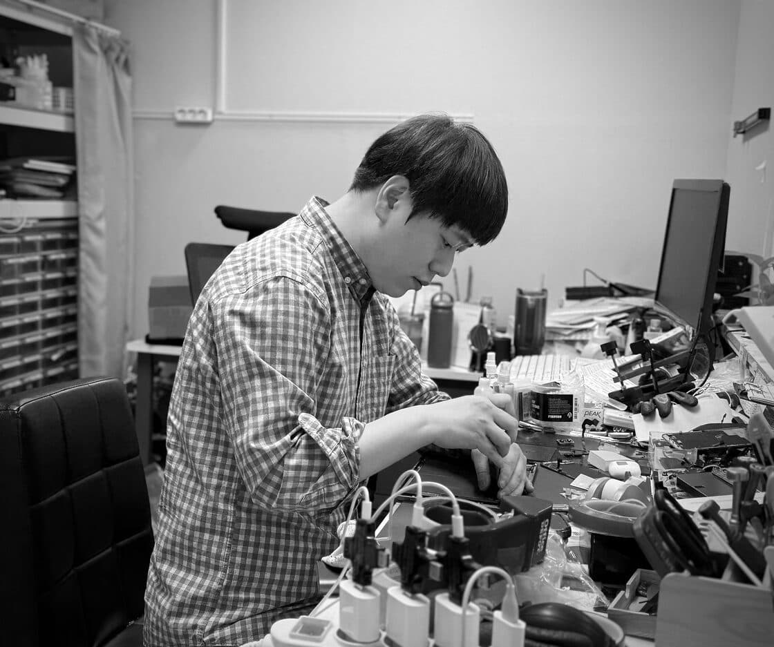 현미경으로 정밀 수리를 진행하는 대표자